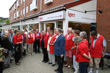 Erna har været med som frivillig siden 2001 og var derfor også med i 2007, da butikken overtog lokalerne på Nørretorv. Erna står i midten lige ved indgangspartiet til butikken.