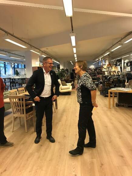 Udviklingsminister Flemming Møller Mortensen (S) får en snak om frivillighed med Dorthe Pedersen, som er frivillig i butikken i Birkerød. 
