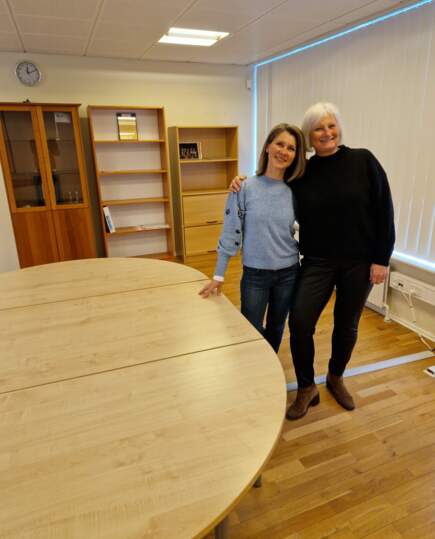 Ea og Lone fra IMDC Danmark A/S donerede bl.a. dette store konferencebord samt en masse andet kontorinventar til Kræftens Bekæmpelse Genbrug. Foto: Privat