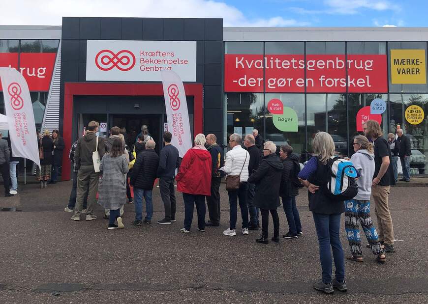 Der var lang kø til åbningen af Kræftens Bekæmpelses nye genbrugsbutik i Holbæk.