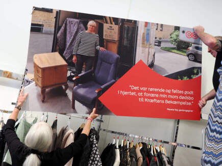 Merete  fik Kræftens Bekæmpelses genbrugsbutik til at hente hendes afdødes mors møbler og nu håber både hun og butikkens distriktschef, Kim, at andre også vil betænke kræftsagen. Foto: Lone Kindberg