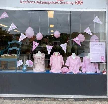 Her er det butikken i Odense, som er klar til at tage imod både lyserøde genbrugselskere og alle dem, der gerne vil støtte brystkræftsagen. Foto: Frank Nissen