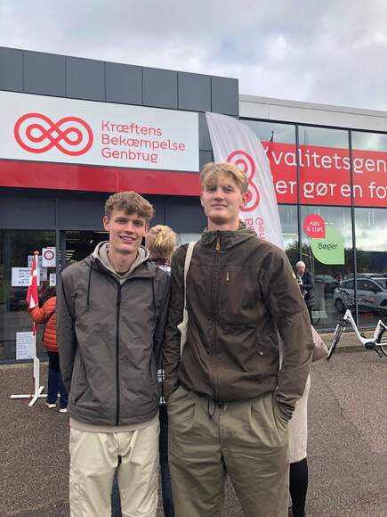 Tvillingebrødrene Laurits og Viktor ude foran Kræftens Bekæmpelses genbrugsbutik