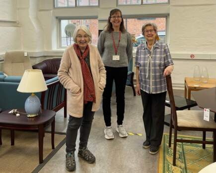 Monica sammen med sine fantastiske frivilligkollegaer, Danida på 82 år (tv). og Grete på 90 (th), som begge var med til at starte butikken for over 30 år siden 