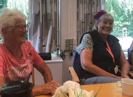 Kirstine og Anne-Pia kan fejre 10 år jubilæum i Kræftens Bekæmpelses genbrugsbutik i Odense.