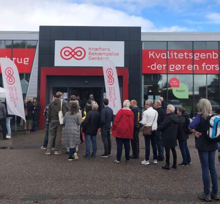 Kø til åbningen af Kræftens Bekæmpelses genbrugsbutik i Holbæk.