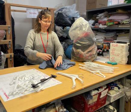 Monicas frivilligarbejde består primært i at sortere og prismærke alt det tøj, som danskerne indleverer.