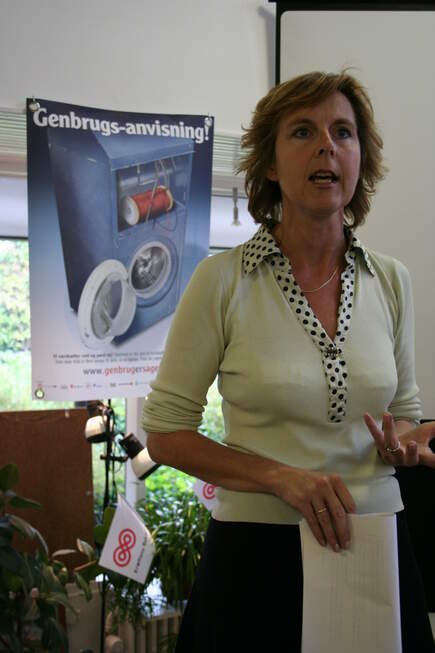 Daværende miljøminister Connie Hedegaard i butikken på Sorgenfri Torv.