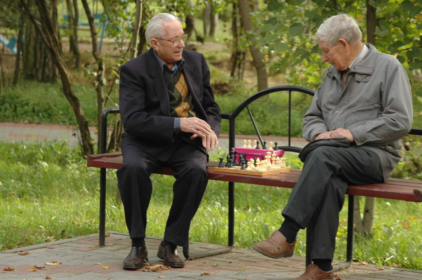 Mænd spiller skak