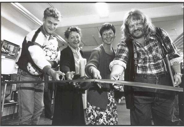 Her ses bl.a. Flemming Bamse Jørgensen klippe snoren over i butikken i Aarhus i 1991. 