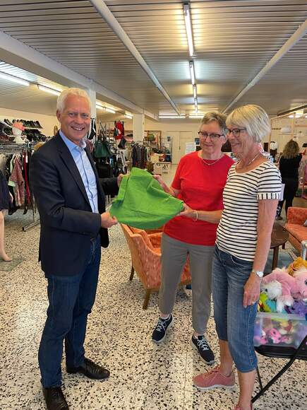 Jesper Fisker får overrakt jubilæumspose nr. 3000 af Annalise og Else fra butikken i Horsens. 