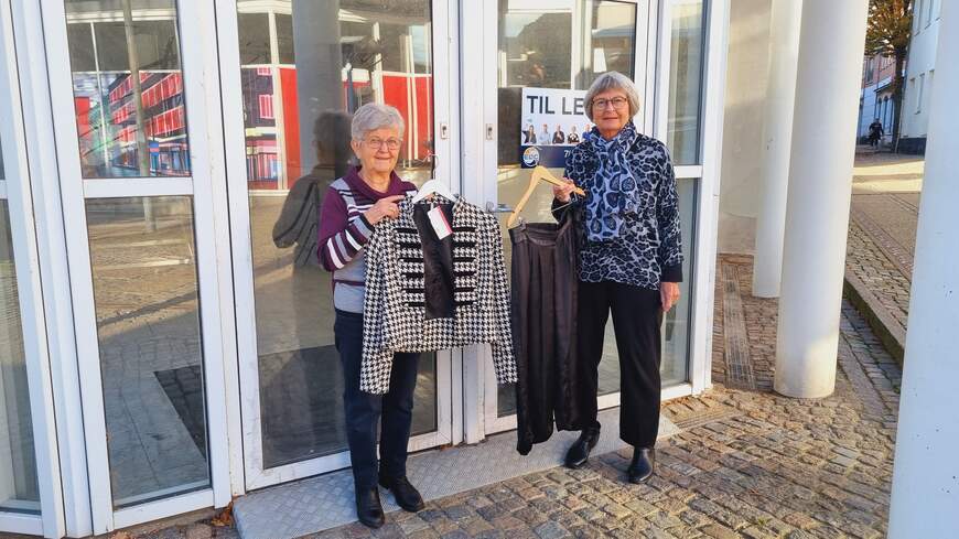 26. november kl. 10.00 slår Kræftens Bekæmpelse dørene op for en pop-up på Nygade 1 i Randers. Her Ingrid (tv.) og Inge (th) – to af de mange frivillige, som skal være med til at få pop-up butikken op at stå. 