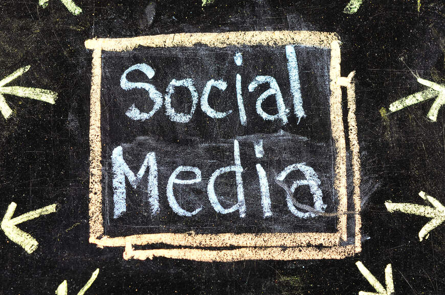 'Social media' skrevet med kridt på en tavle.
