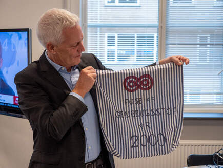Jesper Fisker modtager klimavenlig jubilæumspose nr. 2000. 