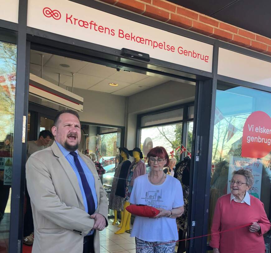 Viceborgmester Andreas Møller (NB) indvier Kræftens Bekæmpelses nye genbrugsbutik på Bogensevej 62.