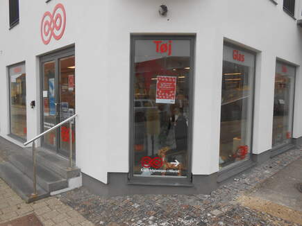 Butikkerne får udskiftet skiltene på facaden og butiksvinduerne inden årsskiiftet. Foto: arkiv